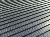 Zonnepanelen vanuit de lucht die schone duurzame elektriciteit opwekke van Sjoerd van der Wal Fotografie thumbnail