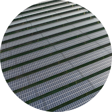 Zonnepanelen vanuit de lucht die schone duurzame elektriciteit opwekke van Sjoerd van der Wal Fotografie