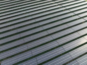 Zonnepanelen vanuit de lucht die schone duurzame elektriciteit opwekke van Sjoerd van der Wal