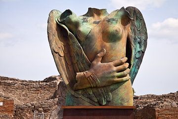 Woman with wings - Frau mit Fluegeln von insideportugal