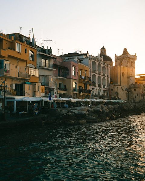 Sonnenuntergang auf dem Boulevard voller Terrassen in Ischia Porto auf der italienischen Insel von Michiel Dros