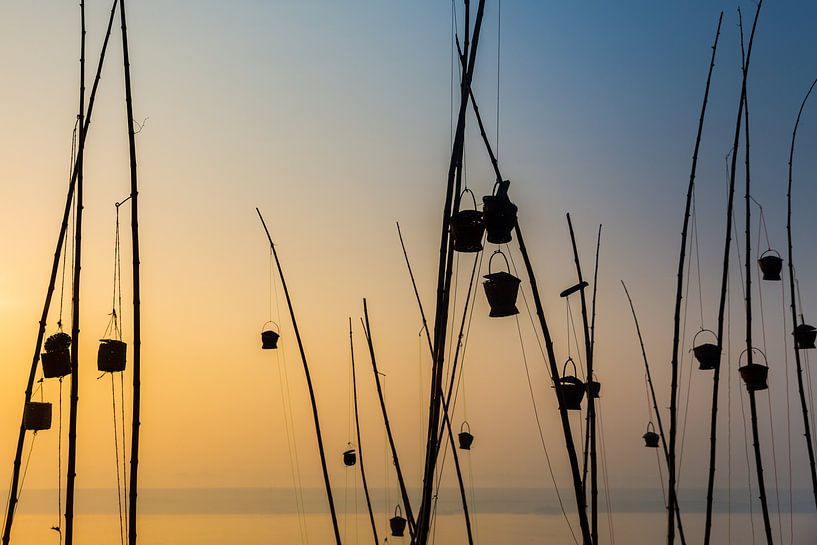 Offeren Aan Rivier Ganges | Zonsopgang Varanasi | Geel En Blauw van Part of the vision