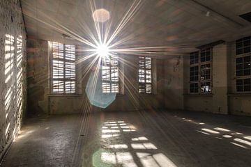 Sonnenstrahlen durch zugemauerte Fenster von Brigitte Mulders