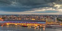 Amsterdam Centraal Station in avondlicht. van Menno Schaefer thumbnail