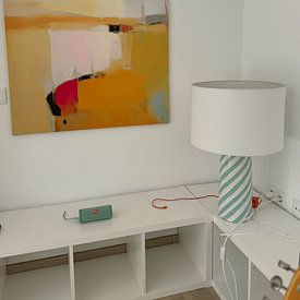 Klantfoto: Abstract schilderij in voornamelijk geeltinten van Studio Allee, op canvas