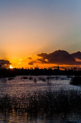 De waalbrug bij hoog water