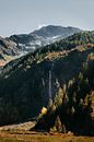 Schönes Tal mit Wasserfall in Österreich (Alpen) von Yvette Baur Miniaturansicht