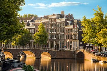 Das Sonnenlicht überbrückt die Keizersgracht von Dennis van de Water