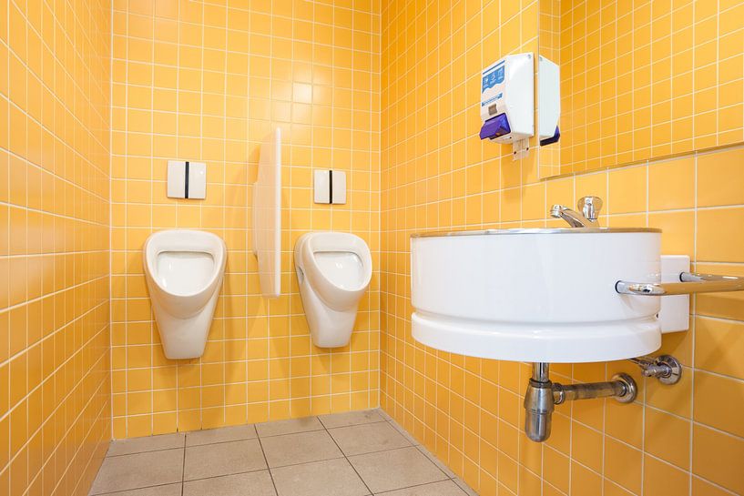 Urinoirs dans les toilettes pour hommes par Marcel Derweduwen