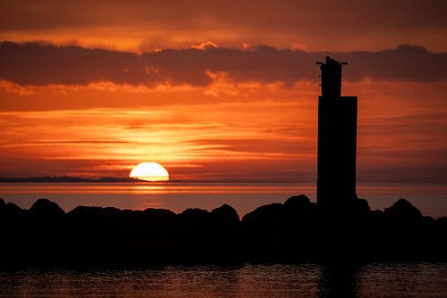 Coucher de soleil à Brouwersdam, côté mer du Nord, près de la jetée sur Annelies Cranendonk