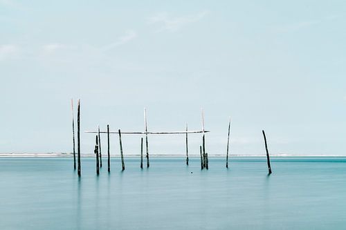 Minimalistische foto van de zee met palingnetten