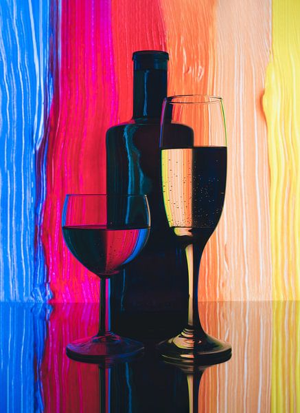 Abstraktes Foto mit einem Glas und einer Weinflasche vor einem farbigen Hintergrund von Jolanda Aalbers