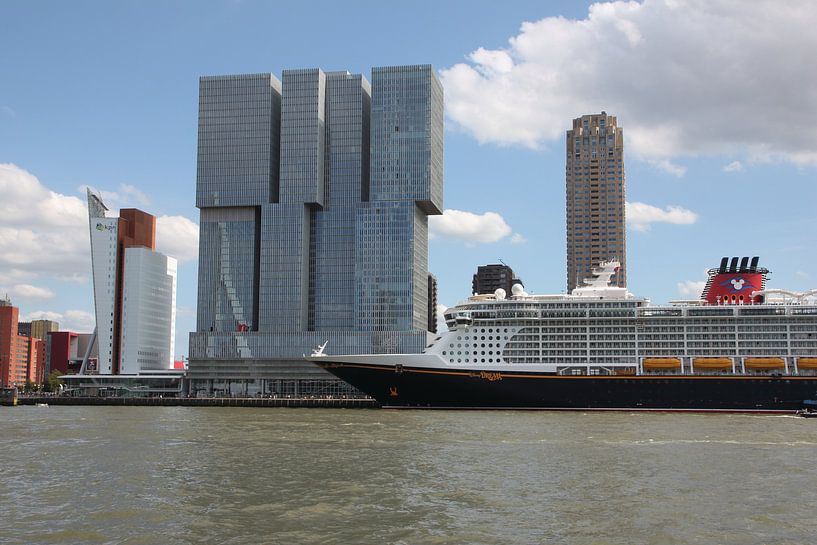 Disney boot meert aan in Rotterdam van Marcel F.J. Homan