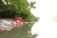 Rotes Kanu-Boot auf dem See von Bobsphotography Miniaturansicht