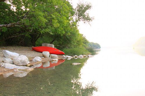Canoë rouge sur le lac