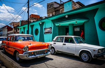 Oranje Oldtimer in Bayamo (Cuba) van Loris Photography