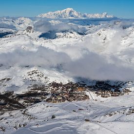 Val Thorens in de sneeuw met Mont Blanc van Anouschka Hendriks