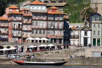 Transportschip voor kleurrijke huizen in de haven van Porto van Detlef Hansmann Photography