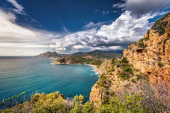 Côte pittoresque de l'île de Corse en Méditerranée.
