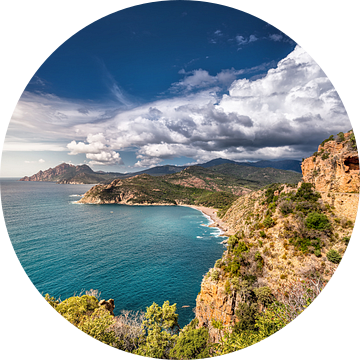 Pittoreske kust van het eiland Corsica in de Middellandse Zee. van Voss Fine Art Fotografie