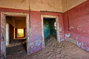 De roze kamer in Kolmanskop, spookstad in de woestijn