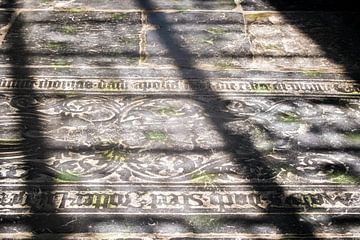 Latijnse teksten op de vloer van de kerk van Idema Media