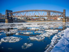 Magdeburg - Hubbrücke und Elbe mit Eisschollen von t.ART