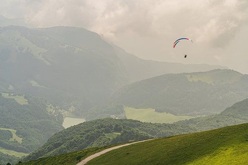 Paraglider zweeft boven de Monte Baldo in Italië