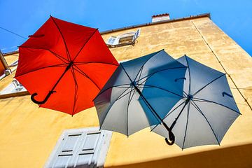 Kleurrijke paraplu's op een gevel van Lars-Olof Nilsson