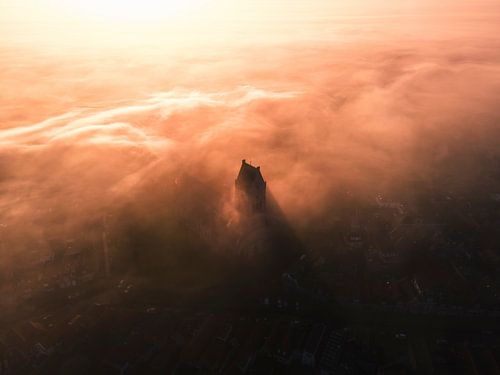 Martinikerk in Bolsward boven mist bij zonsopkomst