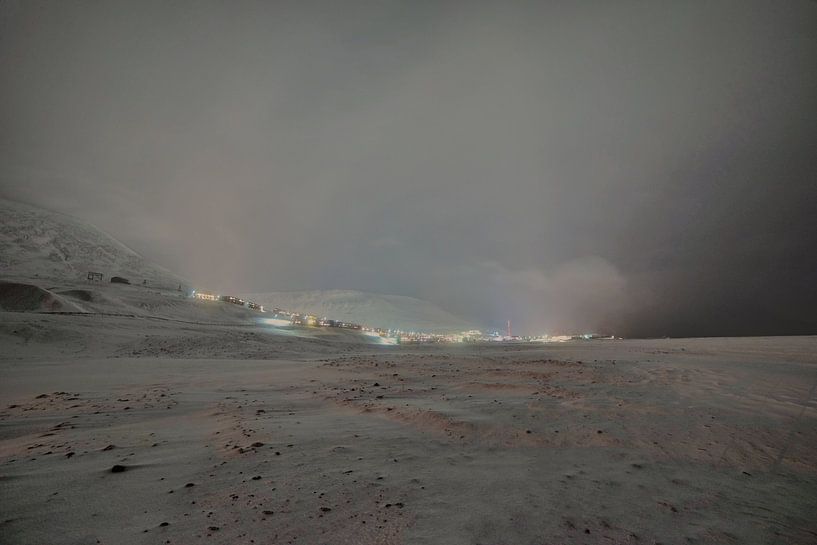 Longyearbyen dans la nuit polaire sous une tempête de neige par Kai Müller