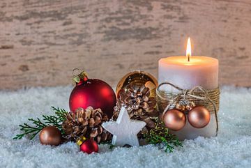 Brandende Advent en Kerst kaars licht, kerstballen, ster vorm van Alex Winter