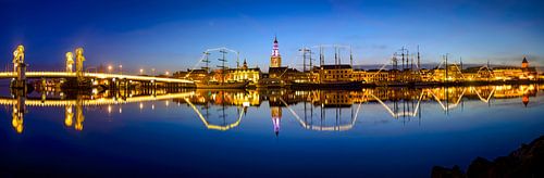Kampen avondzicht op de skyline aan de IJssel