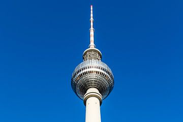 Fernsehturm am Alexanderplatz im Zentrum von Berlin, Deutschland, Europa von WorldWidePhotoWeb