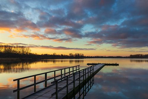 Steiger in recreatiegebied Geestmerambacht onder een kleurrijke lucht bij zonsopkomst