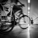 Radfahrer im Sint Annatunnel, Antwerpen, Belgien von Bertil van Beek Miniaturansicht