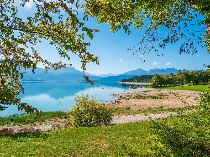 Forggensee met bergen van Mustafa Kurnaz