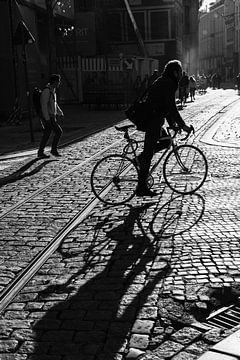 Radfahrer auf Kopfsteinpflaster von FRE.PIC