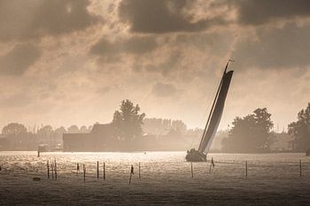 Skûtsje in der Abendsonne und bei Regenwetter