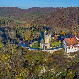 Herfstbeeld panorama van kasteel Derneck in het Lauterdal van Christoph Hermann