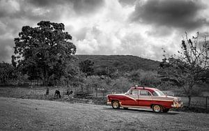 Voiture classique dans un paysage noir et blanc