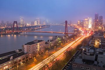 Rotterdam: Uitzicht op Avond Mist van Erik Brons