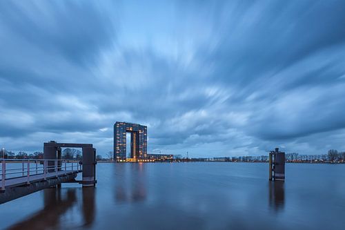 Een dreigende lucht boven de Tasman Toren in Groningen