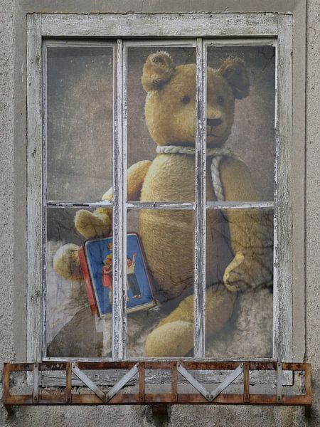 Fensterblick - Alter Teddy mit Sparbüchse von Christine Nöhmeier