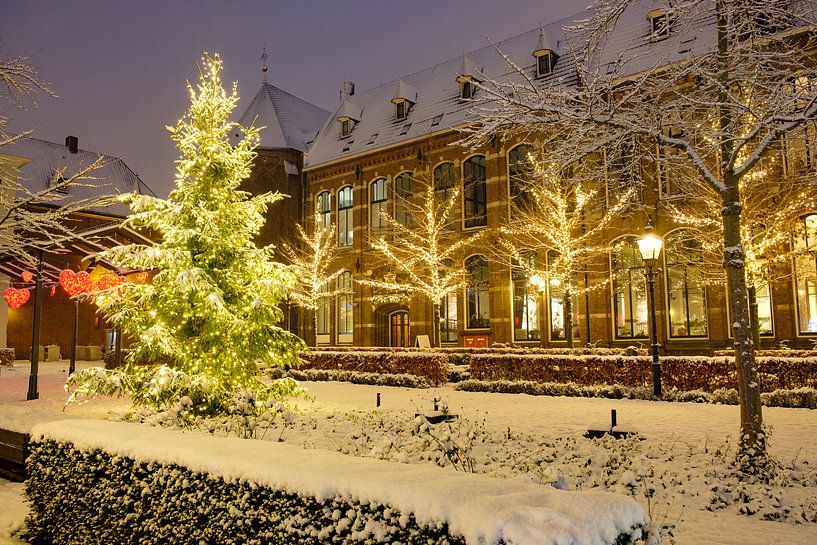 Noël au Nieuwe Markt à Zwolle avec de la neige, des lumières et un sapin de Noël par Sjoerd van der Wal Photographie