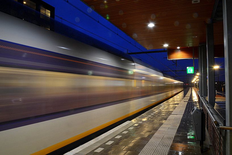 Trein vertrekt richting zuiden vanaf station Houten Castellum. by Margreet van Beusichem