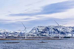 Windräder an der Küste des Europäische Nordmeeres in Norwegen