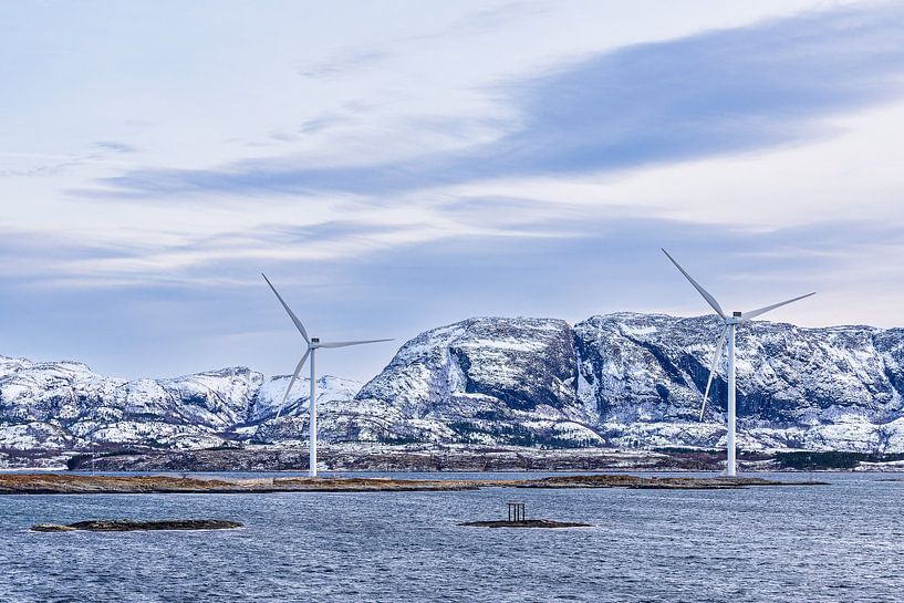 Windräder an der Küste des Europäische Nordmeeres in Norwegen von Rico Ködder