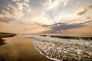 Zon, zee, zand en wolken sur Dirk van Egmond