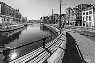 Rokin straat en gracht in Amsterdam tijdens een zonnige ochtend in zwart wit van Sjoerd van der Wal Fotografie thumbnail